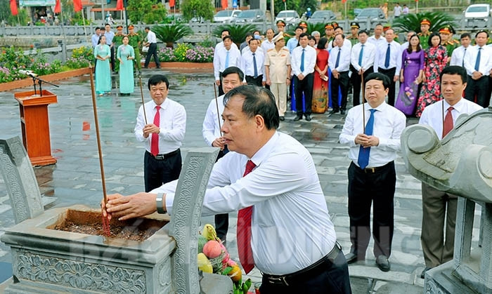 Offering incense to commemorate Uncle Ho in Hiep Luc commune